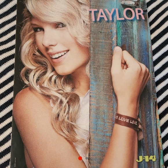 Taylor Swift Pinup - Picture 1 of 1